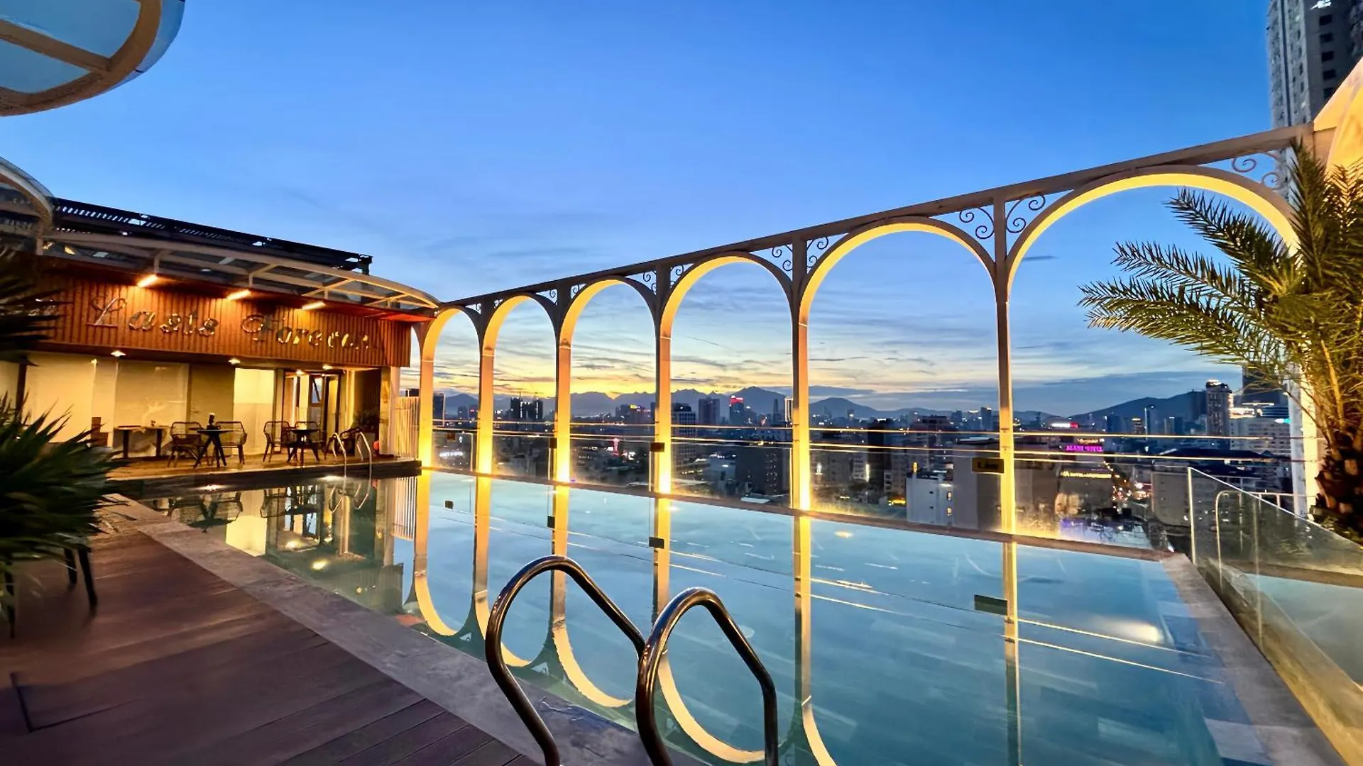 Golden Lotus Luxury Hotel Danang - Complimentary Daily Afternoon Tea